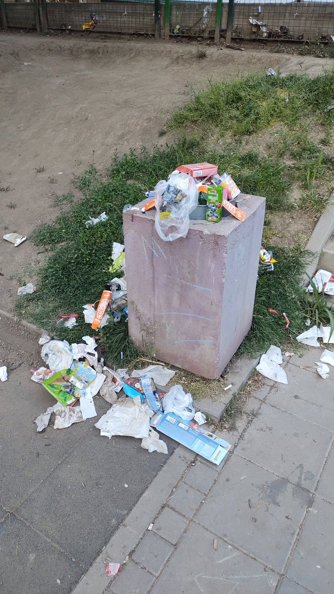 vbanovic's tweet photo. @prijavi_problem Molim vas da prosledite nadleznoj sluzbi prijavu haoticnog stanja u novom parku na Zvezdari u Veljka Dugosevica 18b (ispred "Skver Marketa"). Predlog: Vece kante za smece obavezno sa poklopcima. Unapred hvala. https://t.co/AGt9PUVUhd