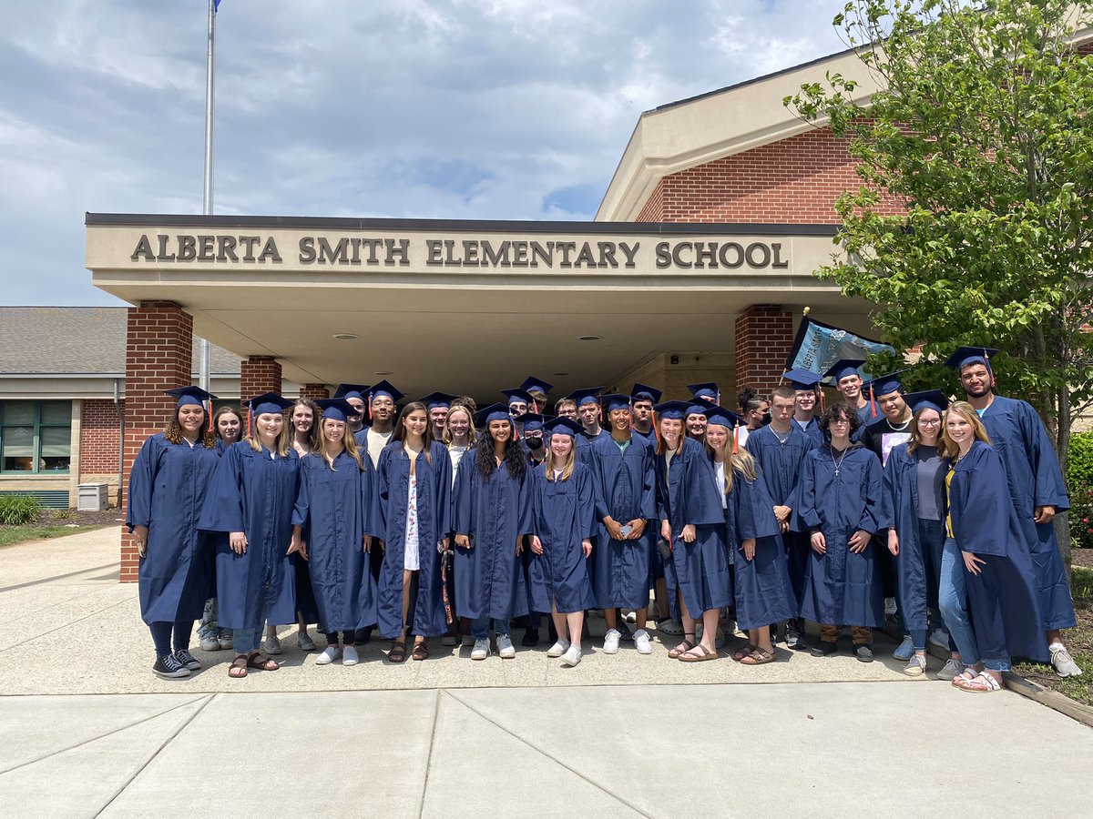 MrsKBaldwin's tweet photo. Lancer Senior Walk 👩🏻‍🎓👨🏽‍🎓 at Smith Elem. 🦈 @sharkhappenings Thanks so much for having us! #Classof2022 #seniorwalk #lancernation #oneccps @ccpsinfo @CCbluedevil @APHicksMCHS https://t.co/3rLPW0uSxC