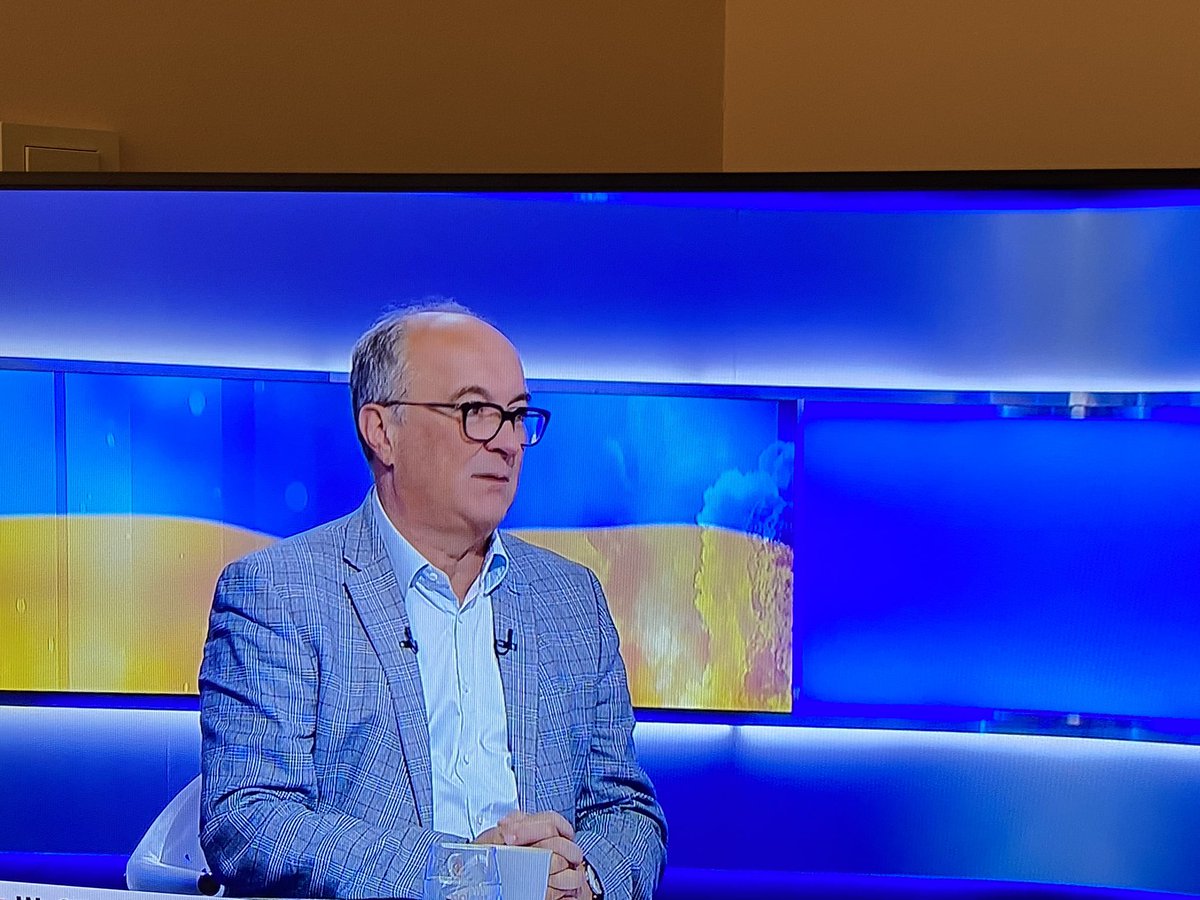 ADerewienko's tweet photo. Czarzasty dziś tyle razy walnął pięścią w stół u red. Rymanowskiego, że redaktor zaczął martwić się o kondycję stołu.😜😂 #NowaLewica Panie marszałku, pan się tak nie ekscytuje, więcej dystansu, szkoda zdrowia.😉 Co do list, nie doradzę, ale odradzę na pewno. #inbetweenthelines https://t.co/CtZacYEmMY