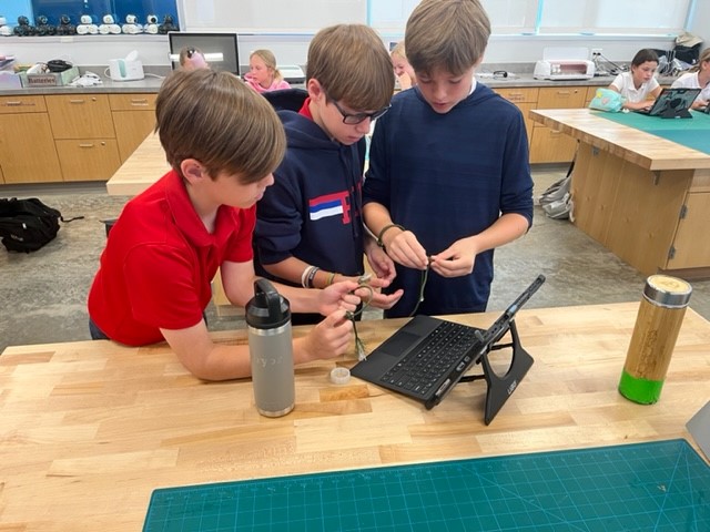 computerhonn's tweet photo. Today @robshouston 6th grade #makerspace students are on day 2 of #paracord projects.  Using https://t.co/1FxBe0XeuZ channel to make slide knot bracelets and zipper pulls.  #makers https://t.co/HyQS7YEaKi