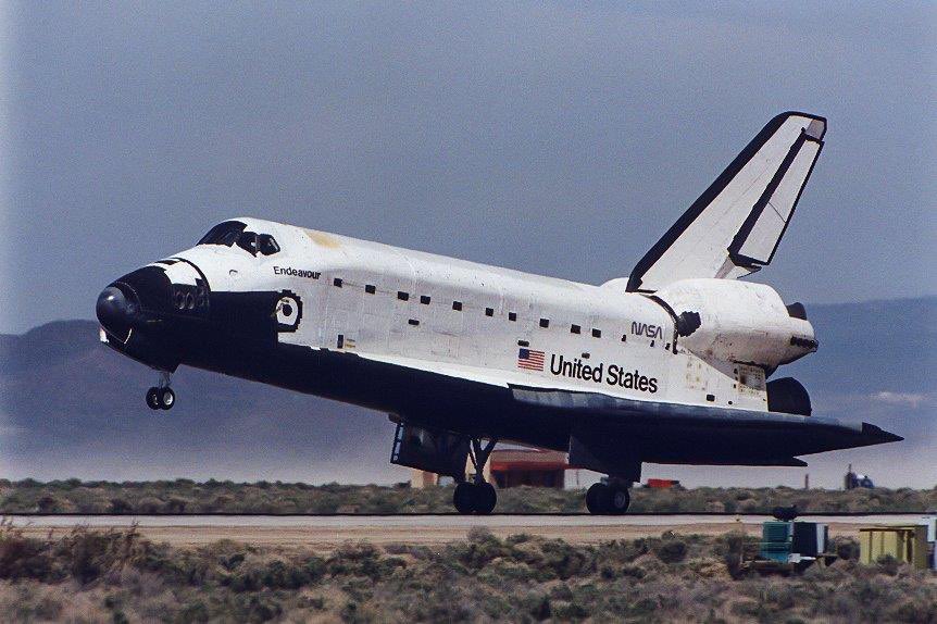 billmeco's tweet photo. OTD 30 years May 30, 1992 #STS49 #SpaceShuttleEndeavour #OV105 lands at #EdwardsAFB after her maiden flight @wghartenstein.com https://t.co/On8BwXscX3