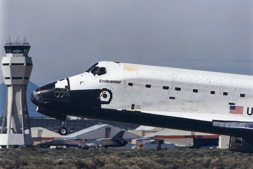 billmeco's tweet photo. OTD 30 years May 30, 1992 #STS49 #SpaceShuttleEndeavour #OV105 lands at #EdwardsAFB after her maiden flight @wghartenstein.com https://t.co/On8BwXscX3