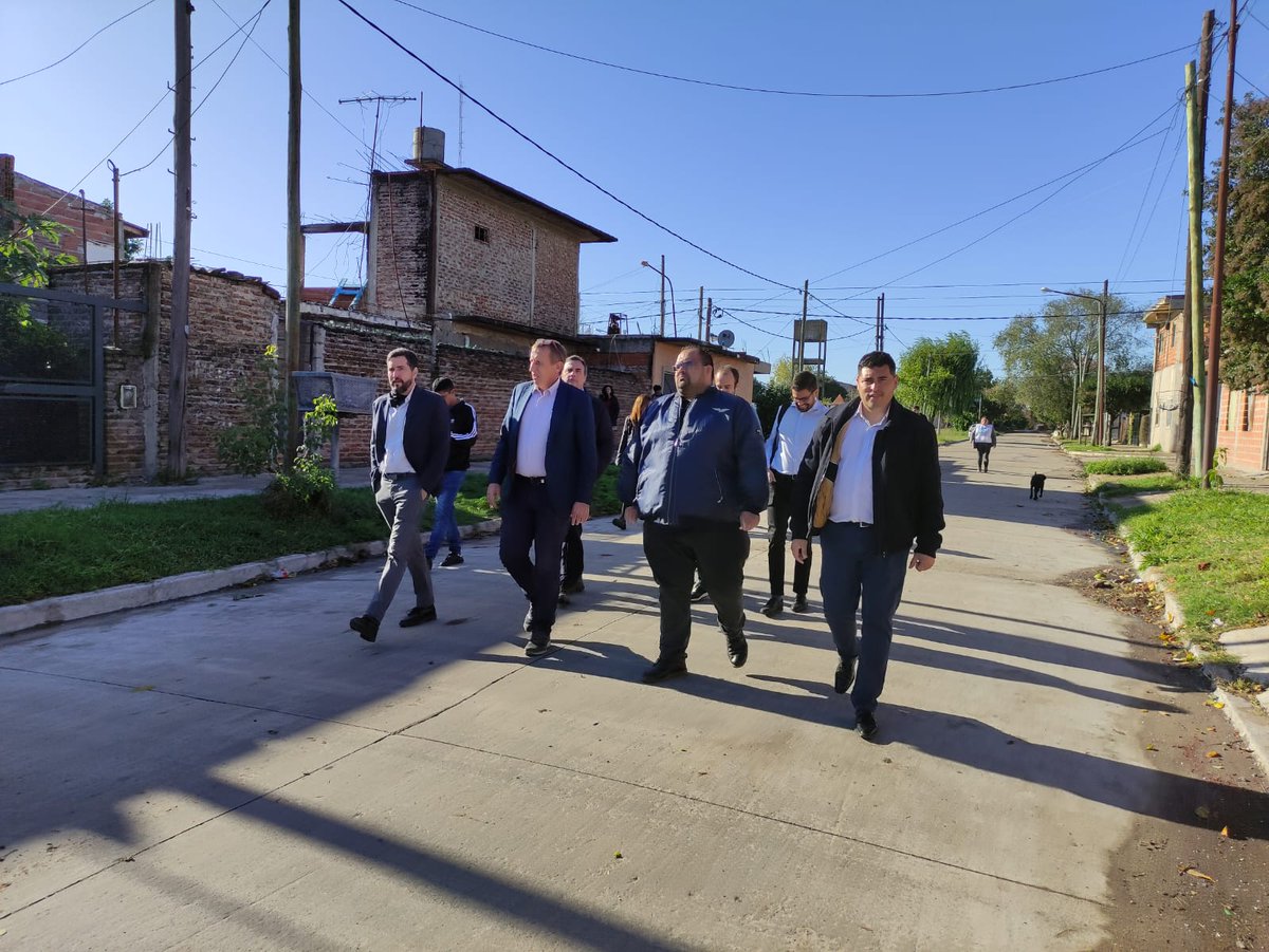 ebmalve's tweet photo. Junto a los directivos del BIRF recrrimos los barrios a intervenir junto a @OpisuPba. Se ejecutaran 67 viviendas licitadas por la empresa Niro en el predio Peribebuy para las Familias de B° San Petersburgo. Tarea que nos llevo 2 años de puro trabajo junto a todo este gran equipo https://t.co/LI2iCEdcTD