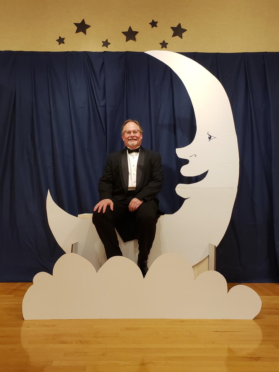 AlbrechtKemper's tweet photo. @mikebracciano Mike, we see your red moon and we raise you a really fabulous Paper Moon at the 44th annual Pot of Gold Arts Gala &amp; Auction on Saturday night! #StJoeMO
📷Pictured: #AKMA Executive Director Eric Fuson https://t.co/fO9Z0gK2UN