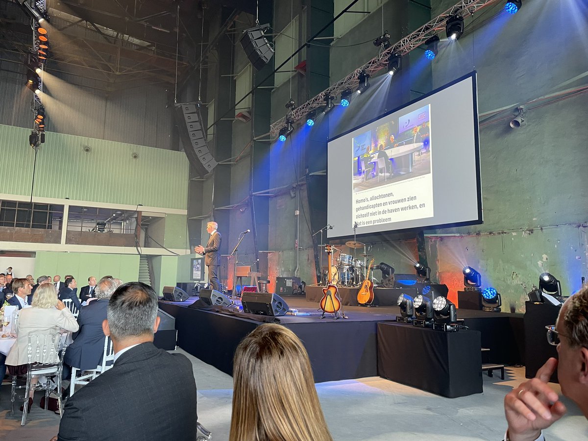 RichardEijk's tweet photo. Voorzitter @deltalinqs Victor van der Chijs legt tijdens jaardiner vinger op de zere plek: 25000 extra banen in haven voor #energietransitie terwijl aantal studenten met zelfde aantal afneemt #deltalinqs #techniek #rotterdam https://t.co/haZl7UBxgq
