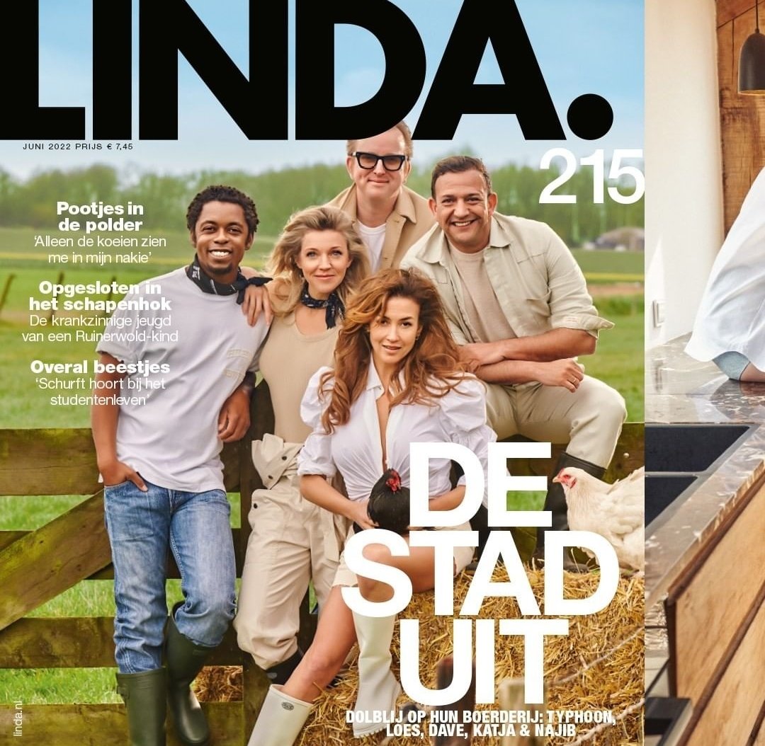 sannemeijerblog's tweet photo. Hoe de Randstad het platteland en haar inwoners ziet:

- platteland = polder
- men woont op een boerderij
- men draagt kaki kleding en een sjaal-achtig zakdoekje om de hals
- men tongt in het weiland
- men schiet carbid
- pas interessant als er stadse BN'ers naartoe verhuizen https://t.co/eFHAJhomkQ
