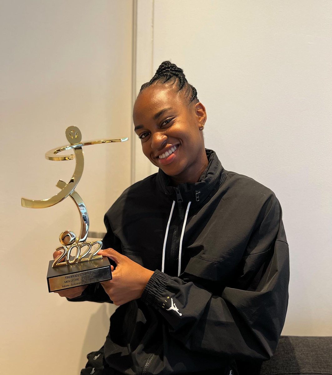 MarieKatoto's tweet photo. Best player 2021/2022 @tropheesunfp @d1arkema 🏆🎖🥇 Merci aux joueuses adverses, à mes coéquipières et mes proches 🙌🏾💪🏾 https://t.co/ALJ9hU6MIH