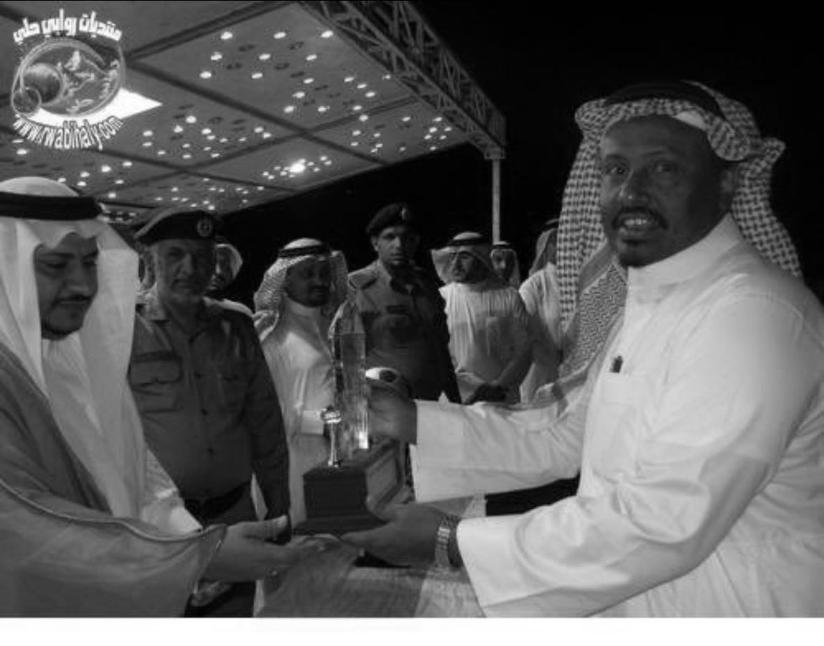 ما مر ذكرك إلا وابتسمت له
كأنك العيد والباقون أيام
أو حام طيفك إلا طرت أتبعه
أنت الحقيقة والجلاس أوهام (رحمك الله ياابو فيصل)