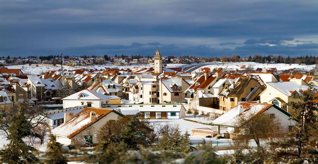 AfricaViewFacts's tweet photo. Ifran, Morocco 🇲🇦 is the coldest city in Africa . Its is recorded to have had the coldest template in African history , reaching -23,9 C/-11 F on February 11 , 1935. https://t.co/OI6UYOGcmL