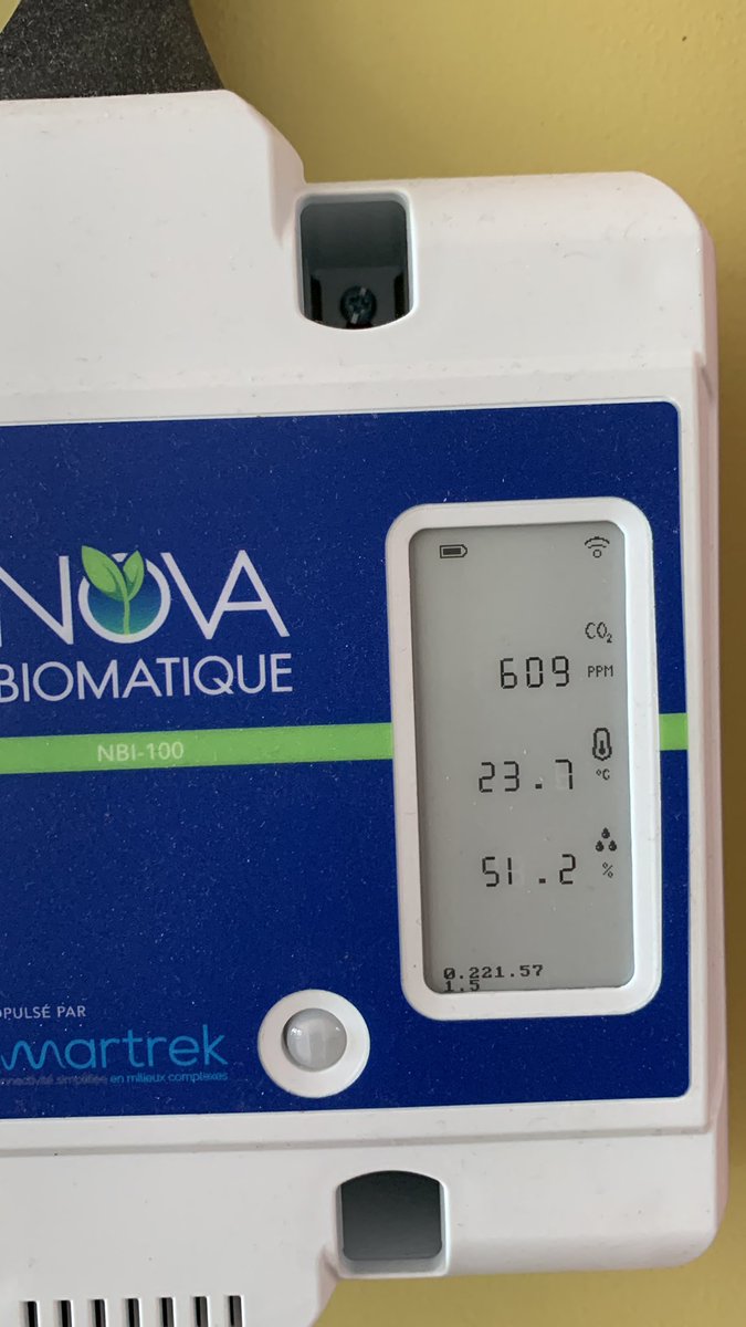 Lillymaxx's tweet photo. Retour à l’école…
Effet de masse visible se fait sentir… j’ai vu 3-4 élèves avec un masque… 🥺
Et le personnel? 1/10: on est les 2 même avec un #N95…
#honte
#COVIDisAirborne
#CovidIsNotOver
#KeepTheMask
Seule bonne nouvelle: entre 590 (vide) et 834 (récré int) ppm! https://t.co/TT6K2HPlBQ