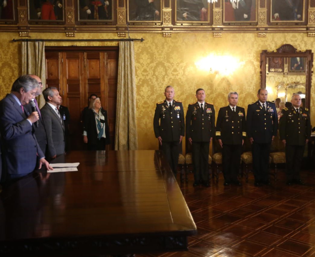 LassoGuillermo's tweet photo. Hoy posesioné oficialmente al nuevo Mando Militar y Policial. Desde esta cartera de Estado seguiremos trabajando para garantizar la seguridad de los ciudadanos y no dudaremos en actuar con mano dura. ¡Éxitos en sus funciones! https://t.co/P7AGMuV5Rj