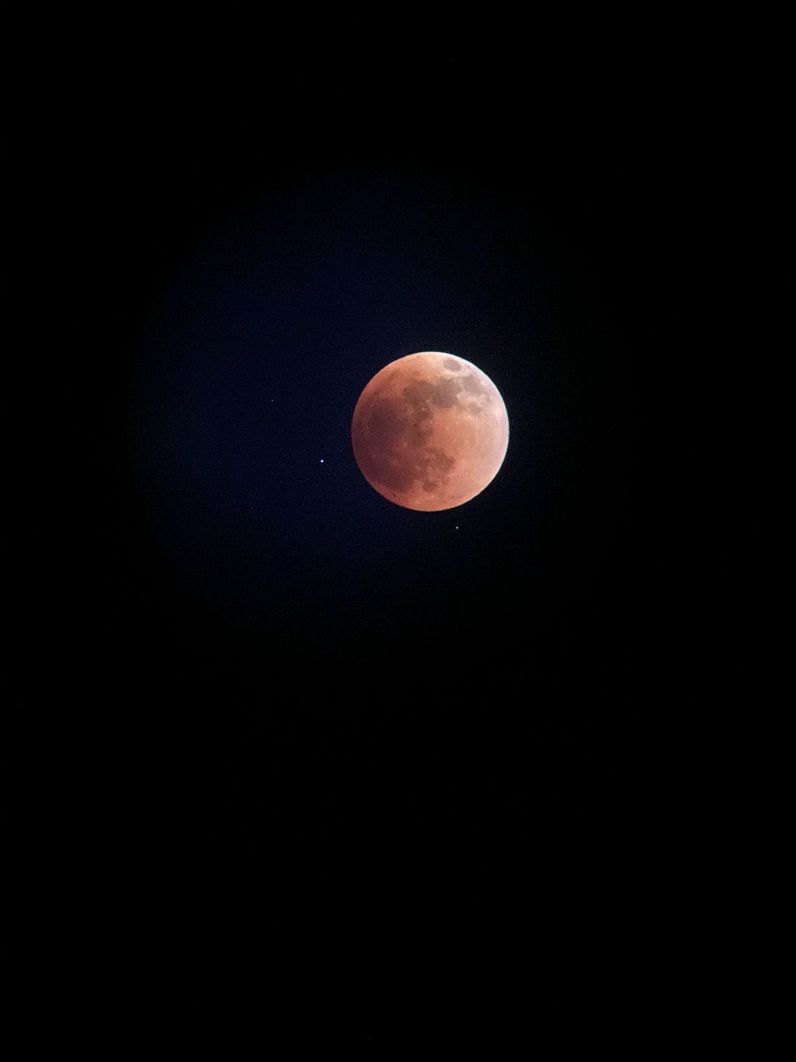 kmhat10's tweet photo. lunar eclipse 5.15.22 https://t.co/nu4oiyjZtS