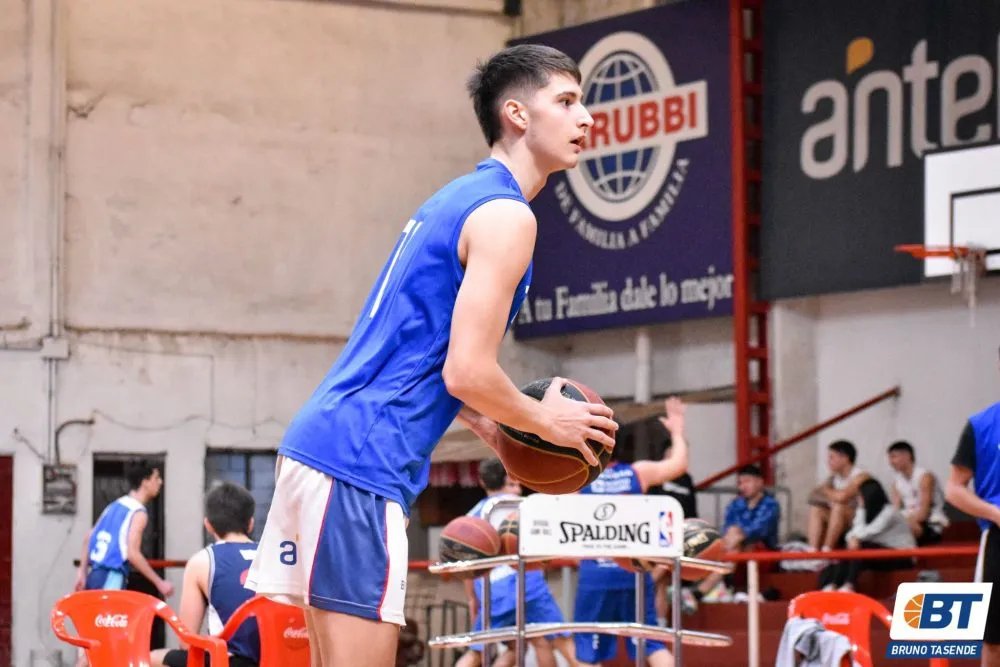 BasquetTotal's tweet photo. #3x3xBT | "ES UN BÁSQUETBOL MUCHO MÁS FRENÉTICO"

Yale mantuvo el invicto en la segunda etapa de la LUB 3×3 del grupo A. Martín Astramskas fue figura para su equipo ganando los dos encuentros y al final dialogó con BT. Por @Bcal_03 

👉 https://t.co/8PxQda7Nl8 https://t.co/p0QshWGaCI