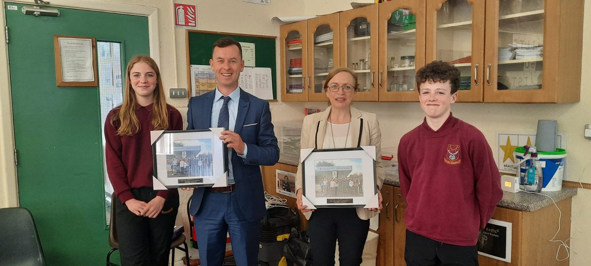 CC_Indreabhan's tweet photo. Tháinig an tionscadal scoile "Saol na hOibre" eagraithe ag @BITC i gcomhpháirtíocht le @IrishRail chun críche inniu. D'fhoghlaim na scoláirí scileanna cur i láthair & bhronn siad pictiúir ranga ar na heagraithe mar chomhartha buíochais. #worldofworkprogramme @GRETBOfficial https://t.co/HXYlbr4w4k