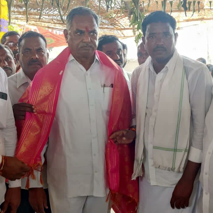 brs_peddapalli's tweet photo. పెద్దపల్లి నియోజకవర్గం జూలపల్లి మండలం కుమ్మరి కుంట గ్రామంలో నిర్వహించిన వెంకటేశ్వర స్వామి రథోత్సవంలో పాల్గొన్న గౌరవ ఎమ్మెల్యే శ్రీ దాసరి మనోహర్ రెడ్డి @dasari_manohar గారు.
#Julapally #Peddapalli #TRSParty #KCR #DMR
@KTRTRS @ysathishreddy https://t.co/qXBo2eTKut