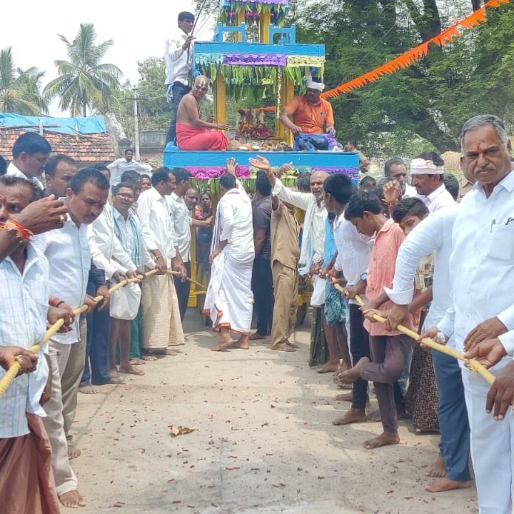 brs_peddapalli's tweet photo. పెద్దపల్లి నియోజకవర్గం జూలపల్లి మండలం కుమ్మరి కుంట గ్రామంలో నిర్వహించిన వెంకటేశ్వర స్వామి రథోత్సవంలో పాల్గొన్న గౌరవ ఎమ్మెల్యే శ్రీ దాసరి మనోహర్ రెడ్డి @dasari_manohar గారు.
#Julapally #Peddapalli #TRSParty #KCR #DMR
@KTRTRS @ysathishreddy https://t.co/qXBo2eTKut