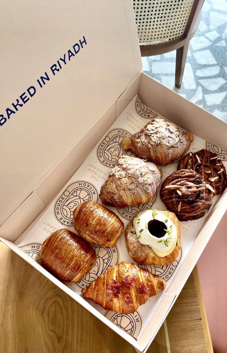riyadh_north1's tweet photo. • CAROI BAKEHOUSE | كروي بيك هاوس 

- البيكري الأشهر بالرياض هالفترة 🥐
- يقدمون مخبوزات لذيذه بعجينة خاصة فيهم وانواع حشوات رهيبة ، وقهوة ☕️🤩
📍الربيع ، https://t.co/BHx8GOA5Wp https://t.co/IeNyechCGR