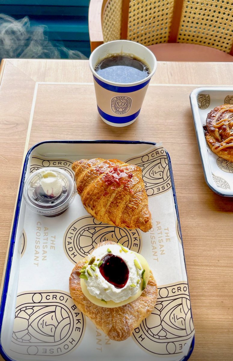 riyadh_north1's tweet photo. • CAROI BAKEHOUSE | كروي بيك هاوس 

- البيكري الأشهر بالرياض هالفترة 🥐
- يقدمون مخبوزات لذيذه بعجينة خاصة فيهم وانواع حشوات رهيبة ، وقهوة ☕️🤩
📍الربيع ، https://t.co/BHx8GOA5Wp https://t.co/IeNyechCGR