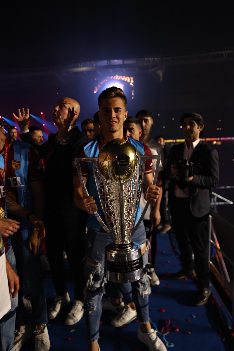 batuhankor61's tweet photo. Çocukluğumun hayali olan, taraftarı olarak büyüdüğüm şanlı Trabzonspor’umuza şampiyonluk çok yakıştı.🏆

#İnadıylaŞampiyon https://t.co/1BVEf7dYov