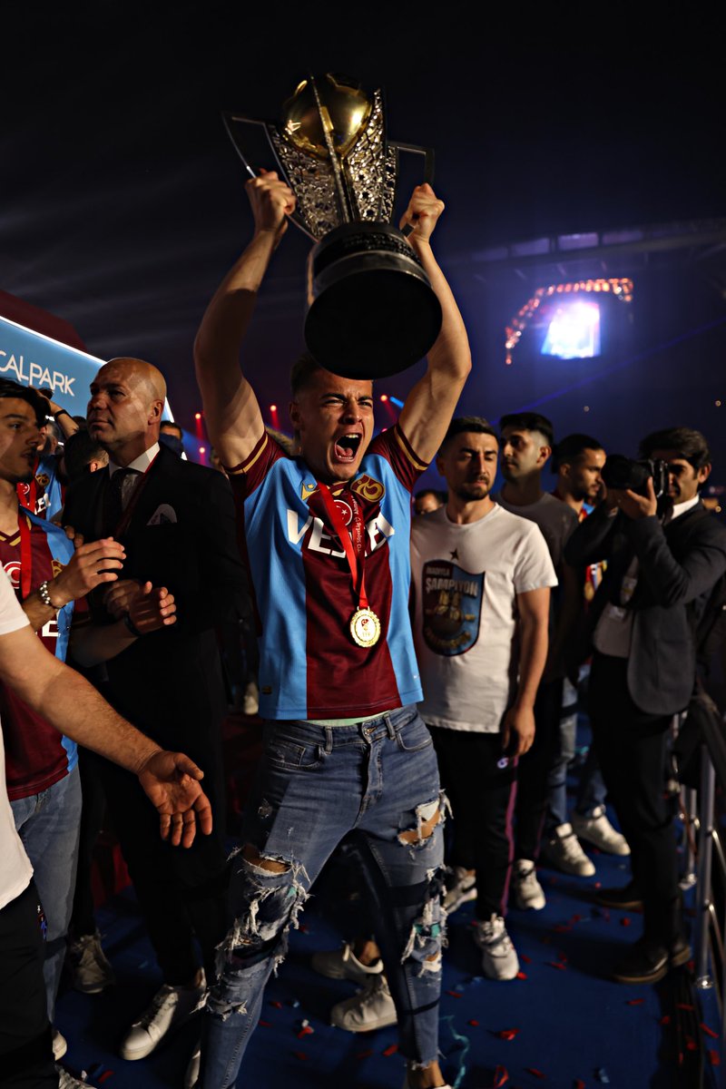 batuhankor61's tweet photo. Çocukluğumun hayali olan, taraftarı olarak büyüdüğüm şanlı Trabzonspor’umuza şampiyonluk çok yakıştı.🏆

#İnadıylaŞampiyon https://t.co/1BVEf7dYov