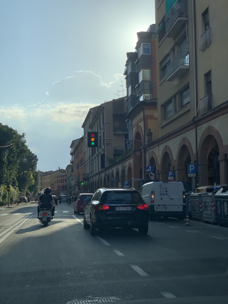 mkidj's tweet photo. Never see a traffic light with all three lights flashing.. 🚦 #viasaragozza #bologna https://t.co/ZjKjSSrx8v