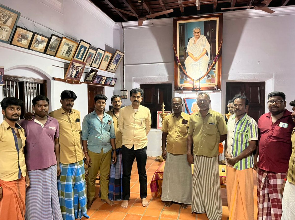 duraivaikooffl's tweet photo. மறுமலர்ச்சி தொழிலாளர் முன்னனி (MLF) உதயம் கலிங்கப்பட்டியில்.

நமது இயக்க தந்தை வைகோ அவர்களின் சொந்த கிராமத்தில் முதன் முறையாக மறுமலர்ச்சி ஆட்டோ மற்றும் சுமை தூக்கும் ஆட்டோ தொழிலாளர் நல சங்கம் பதிவு செய்யப்பட்டது.

#Vaiko #DuraiVaiko #MDMK #MLF https://t.co/9ItCurchcN