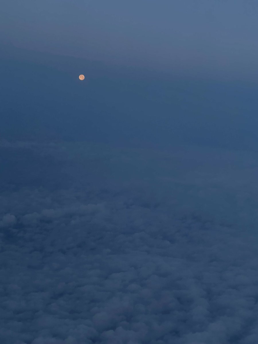 itsvivnicole's tweet photo. This was my view of the moon on my 6am flight. ✨ https://t.co/fCxFa87can
