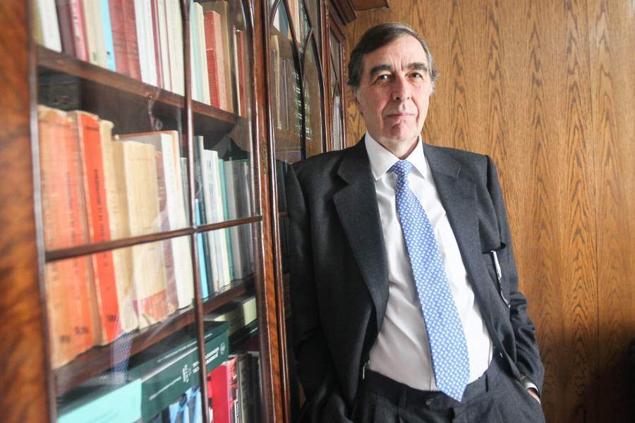 latercera's tweet photo. 🔴#LaTerceraPM | La evaluación de Jorge Correa Sutil al primer borrador de la Convención: “Este texto pone en riesgo la democracia” https://t.co/74SQR8qtME https://t.co/GUfluvPLts