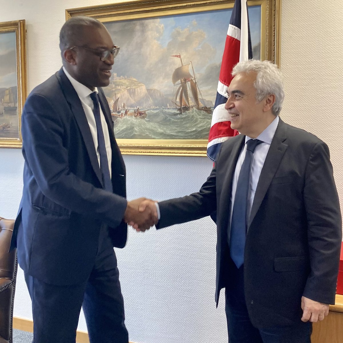 fbirol's tweet photo. Very pleased to meet with UK Business &amp; Energy Secretary @KwasiKwarteng in London to discuss how to ensure clean energy is at the heart of the response to today’s energy security challenges fueled by Russia’s invasion of Ukraine.

@IEA will continue to work closely with 🇬🇧 https://t.co/KZWeK1i9vU