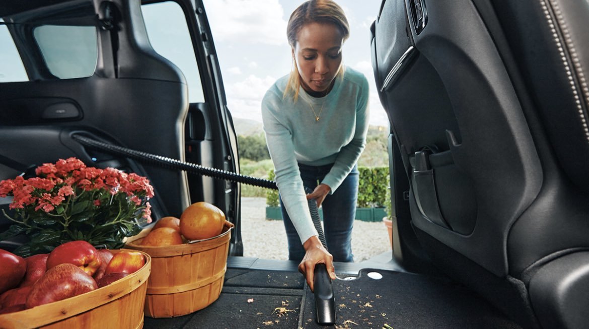 FuccilloDodge's tweet photo. Cleanup when and where you need, with the Chrysler Pacifica's Stow ‘n Vac® integrated vacuum. https://t.co/EqTYuhZKK8 https://t.co/YJWCWN2iN4