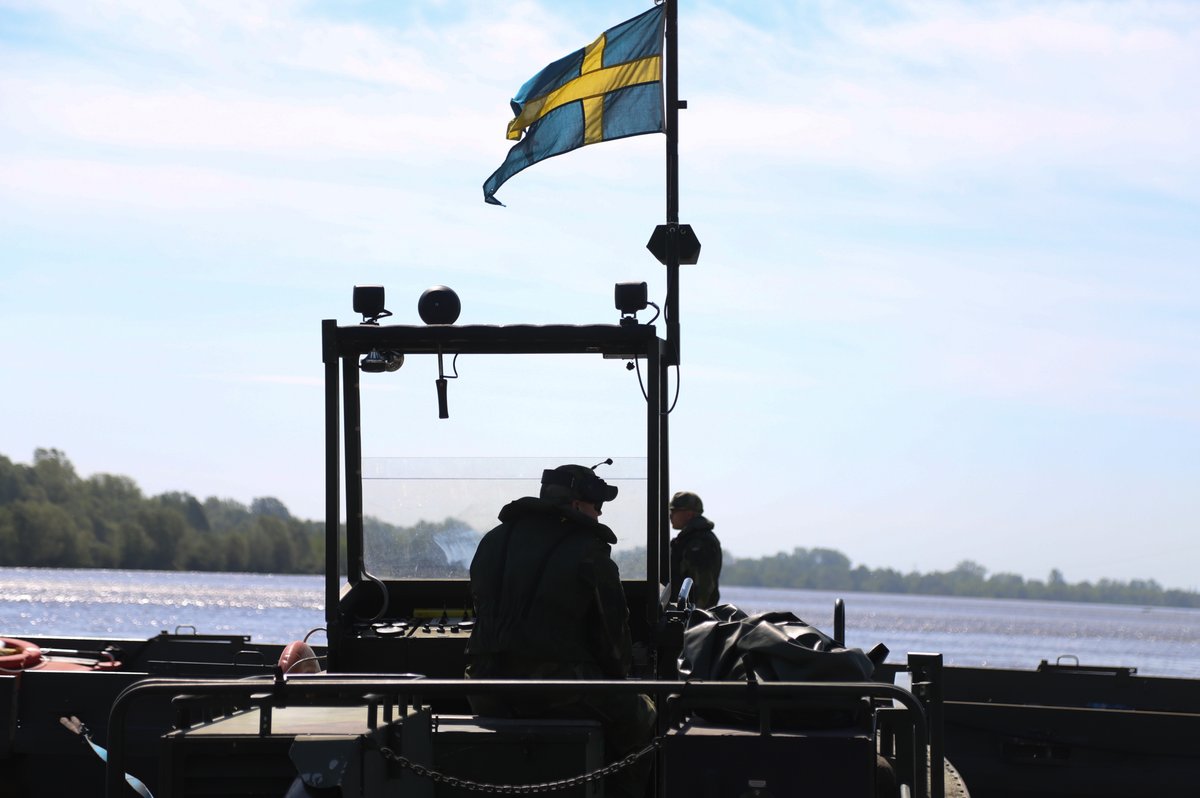 VCorps's tweet photo. Friday, during #DefenderEurope 22, an entire float ribbon bridge system from the @405thAFSB was employed by the 🇺🇸 🇫🇷 🇵🇱 and 🇸🇪 military forces to cross the Vistula River in Poland. #ItWillBeDone #StrongerTogether #WeAreNATO

Read more  ➡️ https://t.co/bJGL7pPC0c https://t.co/oa0hr98UOk