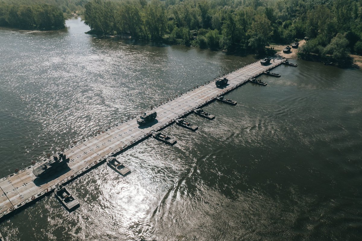 VCorps's tweet photo. Friday, during #DefenderEurope 22, an entire float ribbon bridge system from the @405thAFSB was employed by the 🇺🇸 🇫🇷 🇵🇱 and 🇸🇪 military forces to cross the Vistula River in Poland. #ItWillBeDone #StrongerTogether #WeAreNATO

Read more  ➡️ https://t.co/bJGL7pPC0c https://t.co/oa0hr98UOk