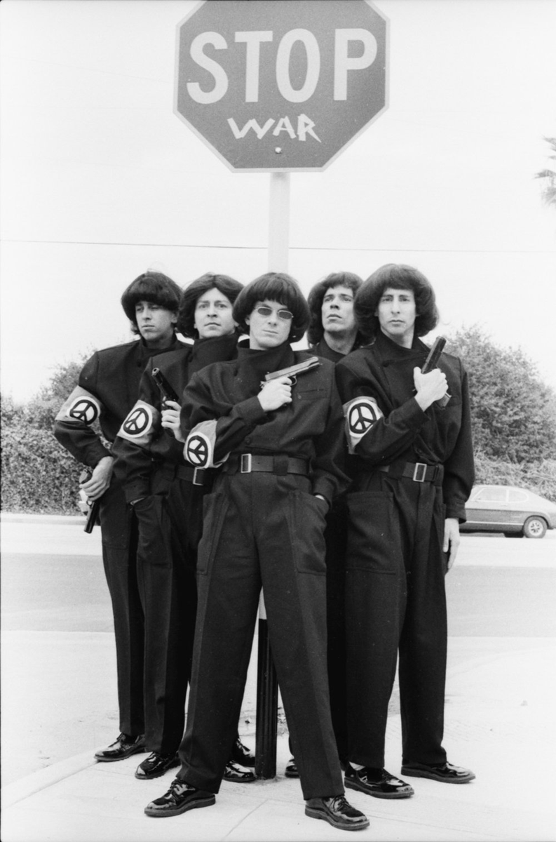 jatustein's tweet photo. Ed Colver (b. 1949)
Devo Stop War, 1980
“While photographing DEVO on the street, they taped the word WAR below STOP, creating an iconic image.”
Ed Colver — Image Club Limited
#photography #americanphotographer #80s #Devo #EdColver https://t.co/FqHjhvjtS4