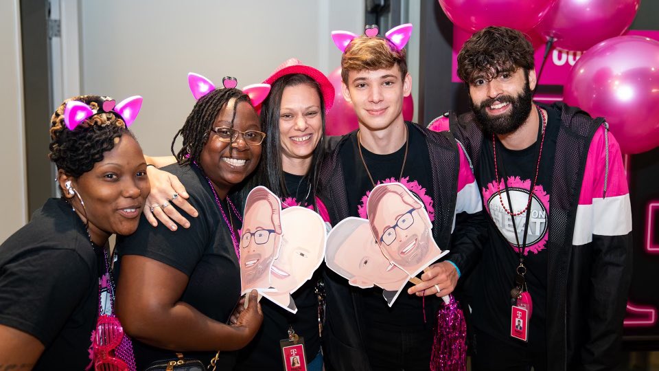 Who said Monday mornings couldn't be fun?! Our customer-obsessed <a href="/TMobile/">T-Mobile</a> team in Charleston brought the heat today... and then some! 🔥 Thanks for the warm welcome and great discussions - I ❤️ this team!