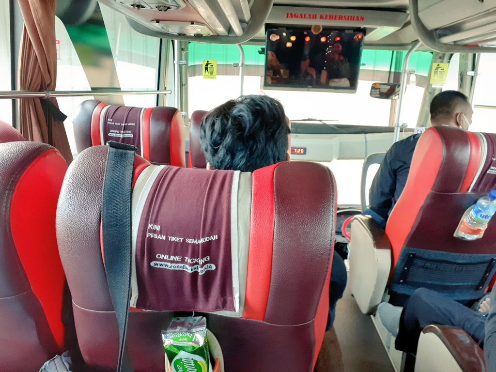 iqbhal1392's tweet photo. Wah Rosalia Indah trending, emang sih agen bus antar kota yg satu ini nyaman bgt, tertib, punya resto sendiri juga. Driver juga ga ugal-ugalan, cepet tp enak aja gitu bawa busnya. Ada rupa ada harga sih 😁
#rosaliaindah https://t.co/jZIVolfCkM