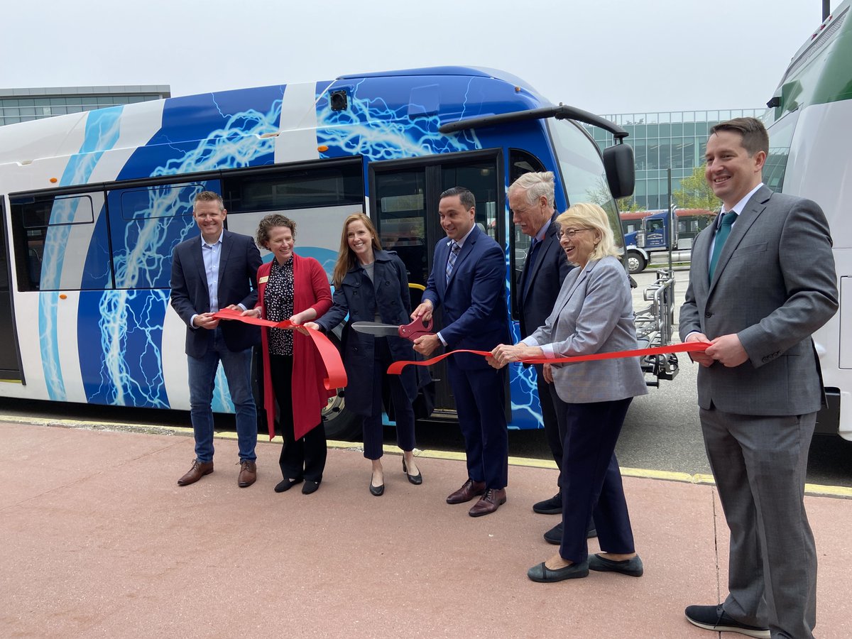 CityPortland's tweet photo. This morning we were thrilled to help celebrate the @METROgpt @BSOOBTRANSIT launch of four Battery Electric Buses to southern Maine’s public transit fleets. 🔌 🚌 The electric buses will replace four 20 year old diesel buses. https://t.co/mmbSHWI6RU #Electrify #PortlandMaine https://t.co/SH671yX1Qq