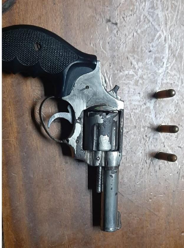 PoliciaEcuador's tweet photo. 🚨🚔En #Esmeraldas, aprehendimos a 1 ciudadano por el presunto delito de tenencia y porte ilegal de arma de fuego.

👉Fue puesto a órdenes de la autoridad competente.

#PlanRescateEcuador
#OrdenYSeguridad https://t.co/stTftrNZu2
