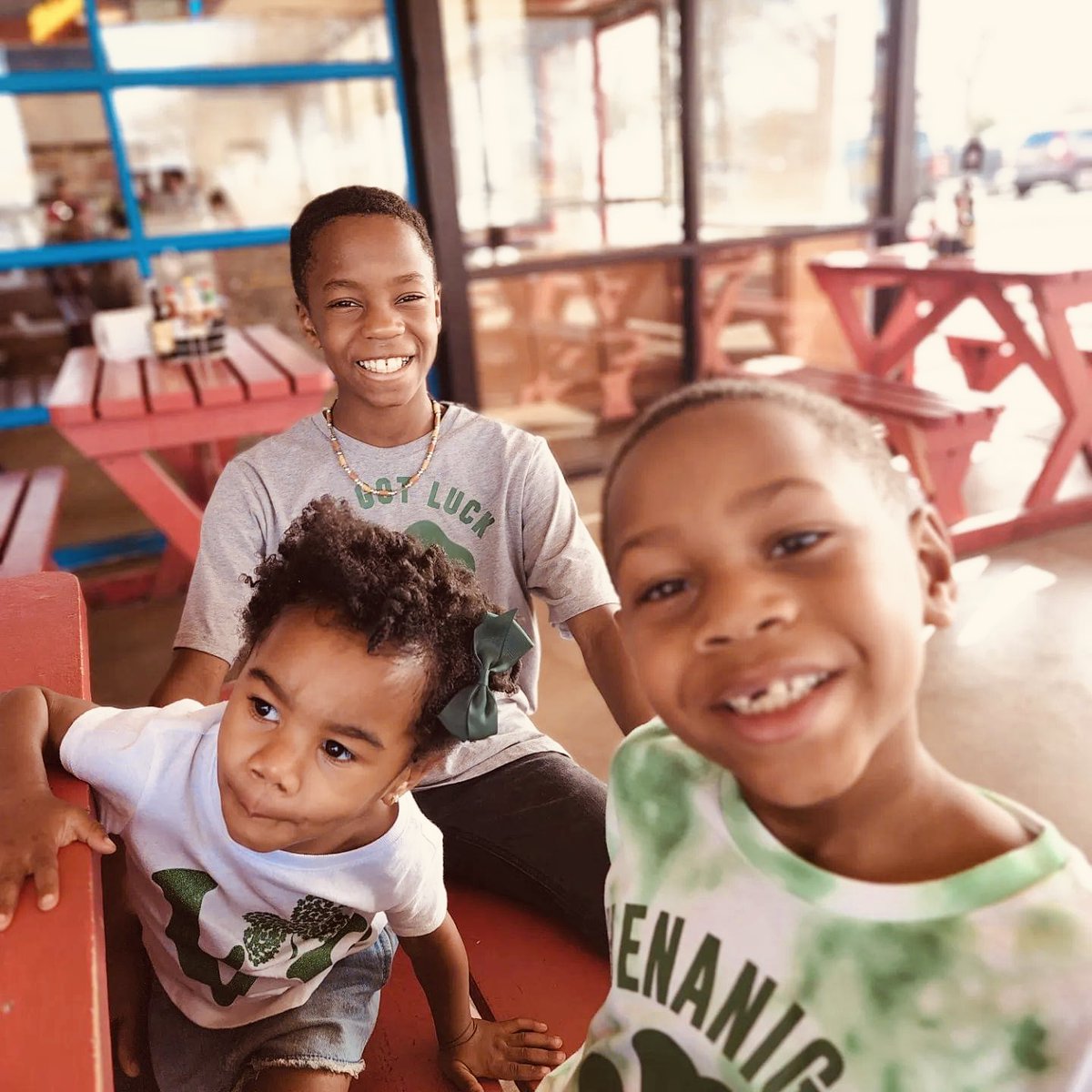 Nothing beats crawfish, hushpuppies and cute smiles on a Shucks patio! 

#shucksdallas 

📸: Bernice L. Turentine