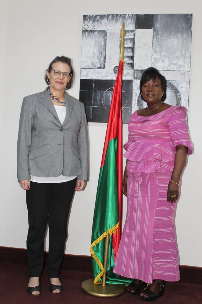 MCCAT_BF's tweet photo. Madame Valérie KABORE, Ministre de la Communication, de la Culture, des Arts et du Tourisme, a reçu ce lundi 16 mai 2022, l’ambassadrice de la république fédérative du Brésil au Burkina, Madame Ellen Osthoff Ferreira De Barros.
Lire 👉 https://t.co/3IGl16uSoH https://t.co/adhwqfQ0Xl
