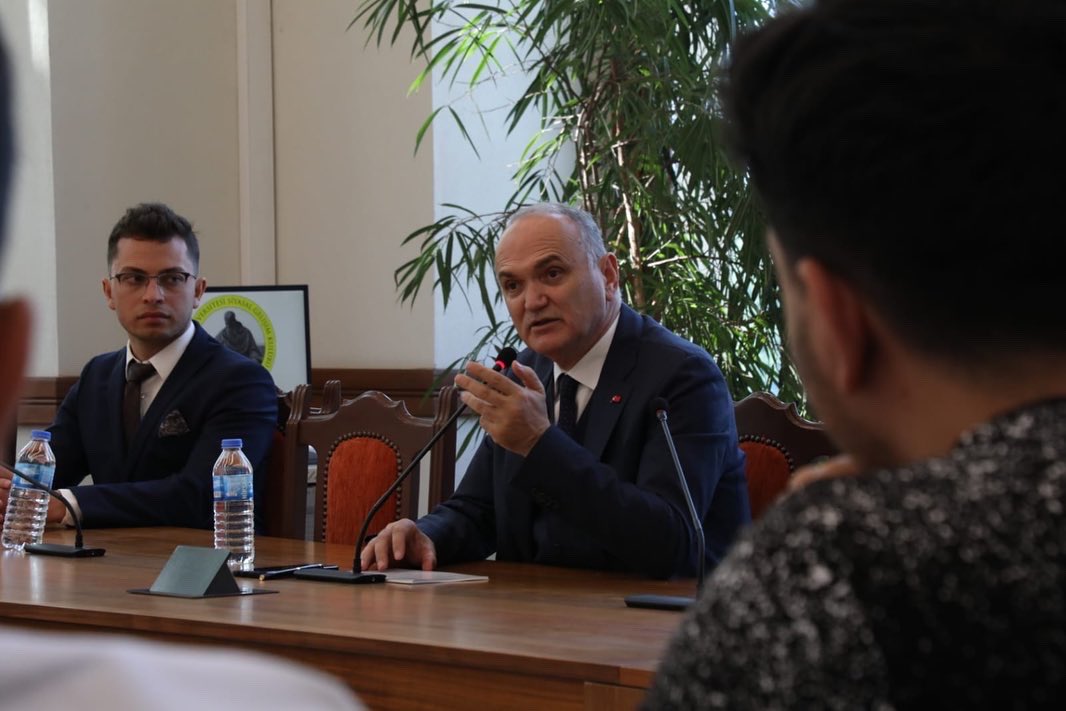 Gençlerimizin donanımlarına ve geniş vizyonlarına bir kez daha şahit olmaktan büyük mutluluk duydum. <a href="/SiyasalGelisim/">Siyasal Gelişim</a>