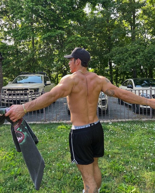 who tryna wrestle https://t.co/BfPGXDIZxN