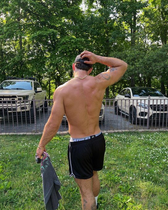 who tryna wrestle https://t.co/BfPGXDIZxN