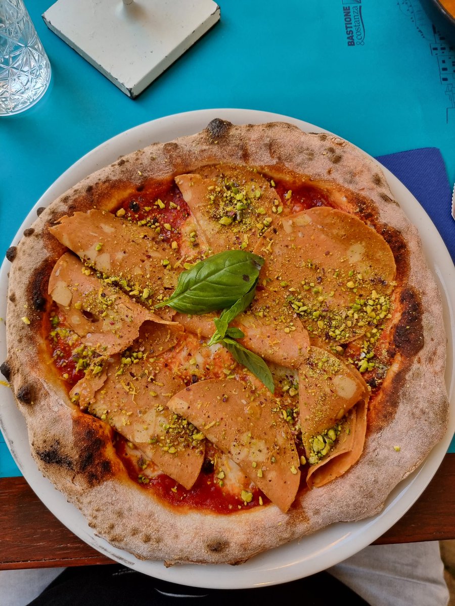 SKAL3X09's tweet photo. Eine vegane Pizza in Cefalu, Sizilien mit veganem Mortadella, veganem Mozarella und Pistazie. Es hat fantastisch geschmeckt!
#goVegan 
@Dekarldent https://t.co/rqlByn7NIW