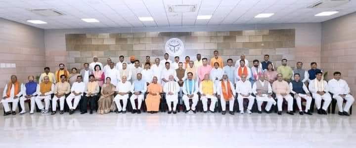 im_Chandramauli's tweet photo. आज लखनऊ में यशस्वी प्रधानमंत्री आदरणीय श्री @narendramodi जी की गरिमामय उपस्थिति में मा० मुख्यमंत्री श्री @myogiadityanath  जी एवं उ० प्र० मंत्रिपरिषद के सभी मा० सदस्य गणों के साथ सामूहिक छाया चित्र। https://t.co/hxd2Vr36y7