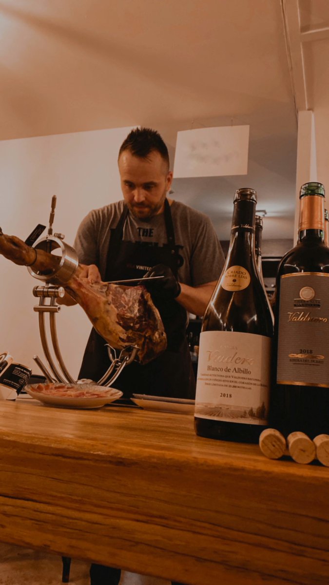 ZoltanCsabaNagy's tweet photo. Experiencia con espíritu Ribera con @bodegasValduero y un #jamonExperience con Manolo de @vilaviniteca. https://t.co/0EO0XiRCIY