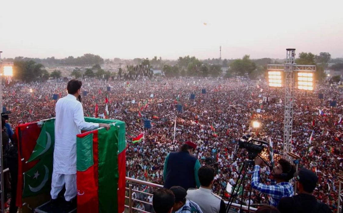 شکریہ صوابی! آپ نےگزشتہ 2ماہ کےاپنےجلسےدیکھ کربننے والےمیرےاس تاثر کو کہ پاکستان میں کچھ منفرد ہورہا ہے،تقویت دی ہے۔حکومت کی تبدیلی کی امریکی سازش اور ہم پر مسلط کردہ مجرموں کےٹولے کےحوالےسے #SwabiJalsaُ