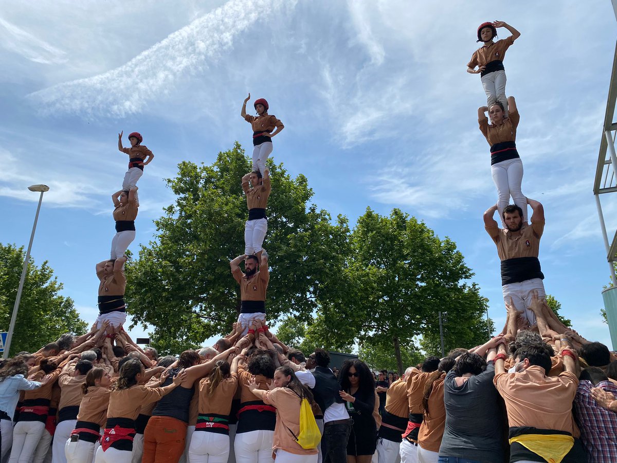 xiquets's tweet photo. Aquestes aletes són les primeres que van per tu, Reymin. Vola alt, però sobretot, no ens deixis mai. Nosaltres no ho farem. Fins ara, Xiquet! 🤎
Demà ens retrobem al local per fer-te el millor homenatge: fer CASTELLS!

#castellers #castelleres https://t.co/whhYGNpX6S