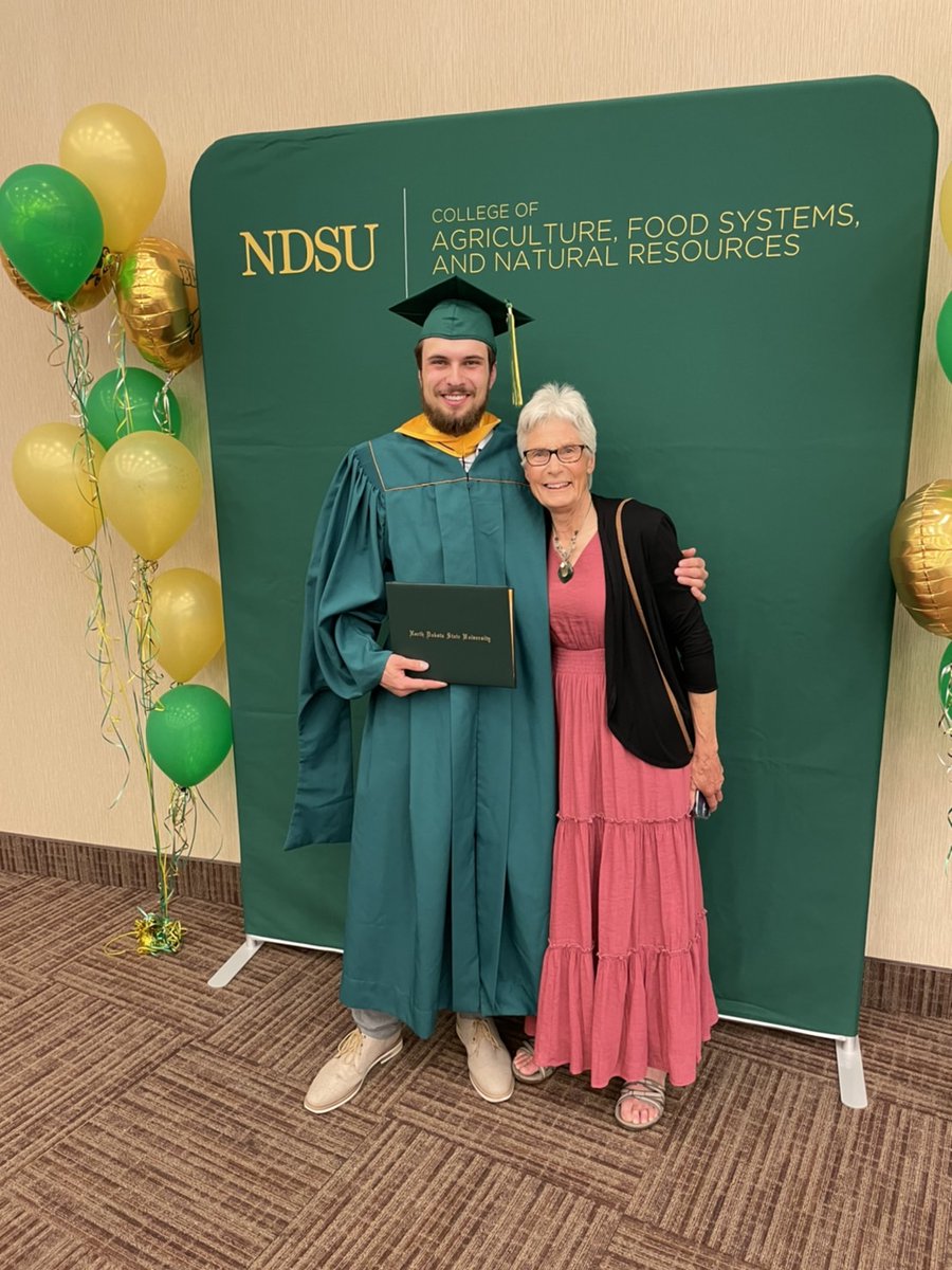 BibbyFarms's tweet image. Graduated as a Master of Science from the NDSU Department of Plant Sciences on Saturday. Had a lot of fun and wouldn&apos;t change a thing!