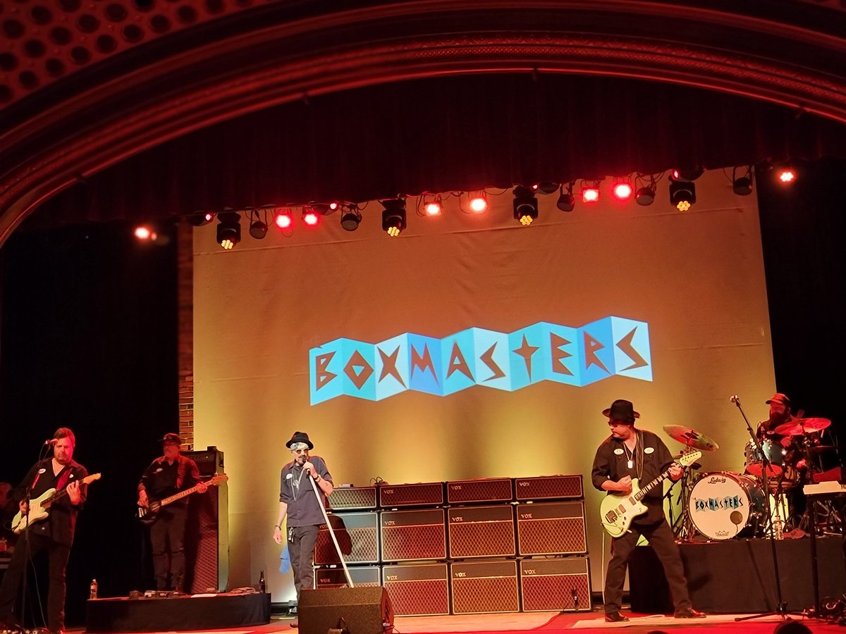 grumpykore's tweet photo. We had A Rockin' Good Ol' Friday Night 13th in PNW 💜At the Bing. Fun Date Night Out. Great Music Stories . My Past Socali Life. A Bunch of Cool Kats 😎 Still Slapping BANGERRRRS . Lets Go 
Thanks for the Fist Bump Billy 👊 #TheBoxmasters #rockmusic  #BillyBobThornton #RockNRoll https://t.co/HW9vn1Wsx9