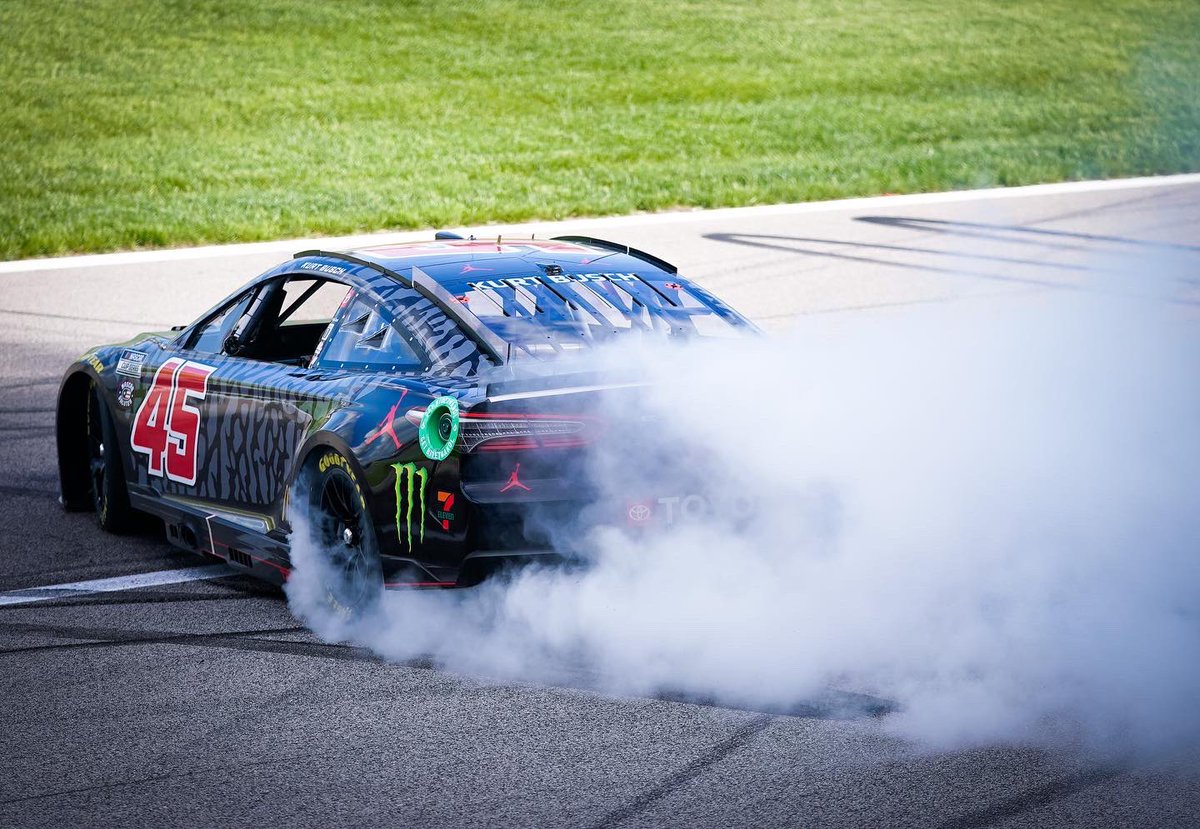 KurtBusch's tweet photo. Proud to have my @MonsterEnergy family with me for this win. Thanks to @7eleven for riding with us to the win! 🏁 https://t.co/FW49qouNl3